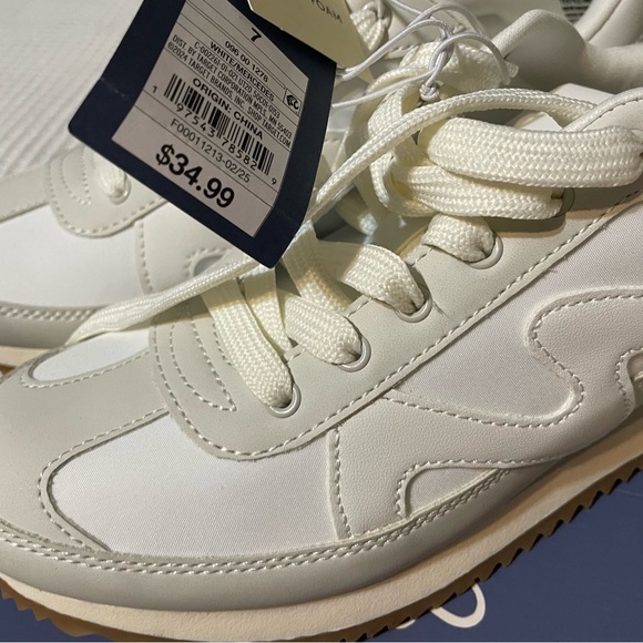 NWT Women’s Universal Thread Sneakers - Picture 2 of 8